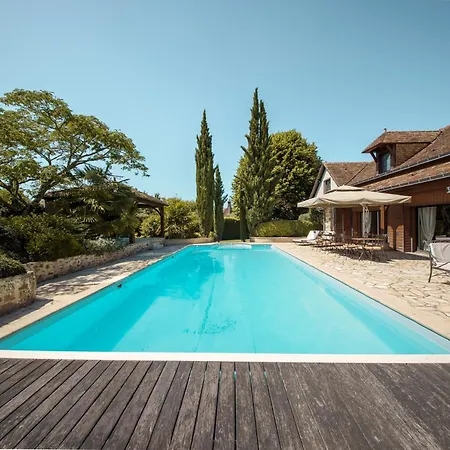 Le Patis Et Sa Piscine *