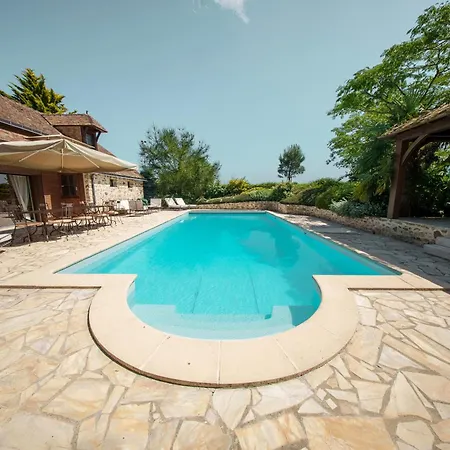 Le Patis Et Sa Piscine Sargé Les Le Mans