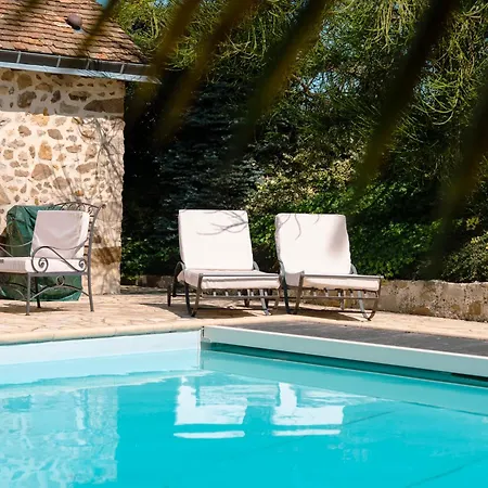 Le Patis Et Sa Piscine *